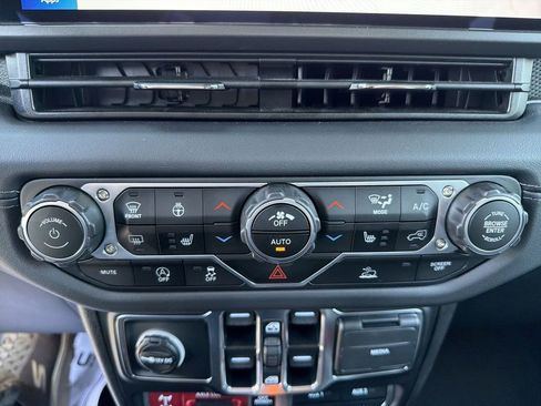 Used 2025 Jeep Gladiator Mojave w/ Convenience Group AWD/4WD image 24