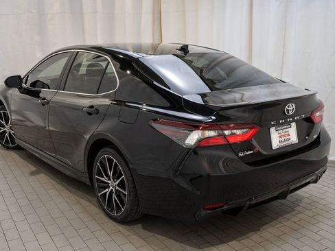 Used 2024 Toyota Camry SE image 3