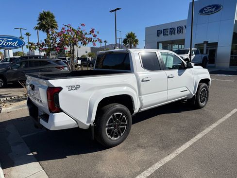 Used 2025 Toyota Tacoma TRD Sport AWD/4WD image 3