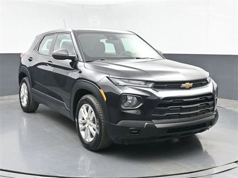 Used 2022 Chevrolet TrailBlazer LS image 2