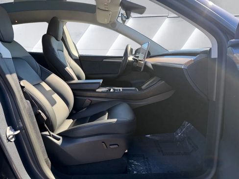 Used 2023 Tesla Model Y Long Range image 17