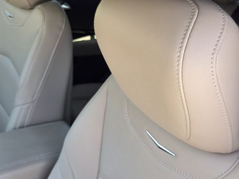 Used 2024 Cadillac XT4 Luxury w/ Cold Weather Package FWD image 11