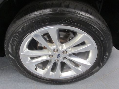 Used 2019 Ford Explorer XLT w/ Equipment Group 202A image 13