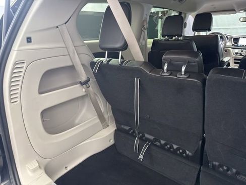 Used 2024 Chrysler Pacifica Touring-L image 44