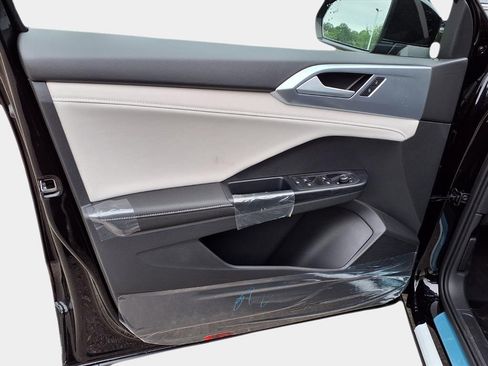 New 2025 Volkswagen Taos SE image 9