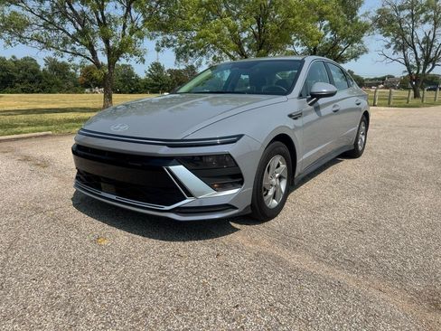 Used 2025 Hyundai Sonata SE FWD image 3