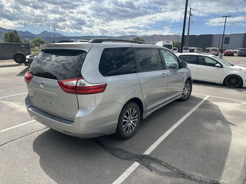 Used 2019 Toyota Sienna XLE w/ XLE Navigation Package FWD image 5