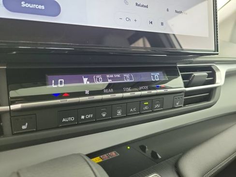 Used 2025 Toyota Sienna XLE FWD image 24