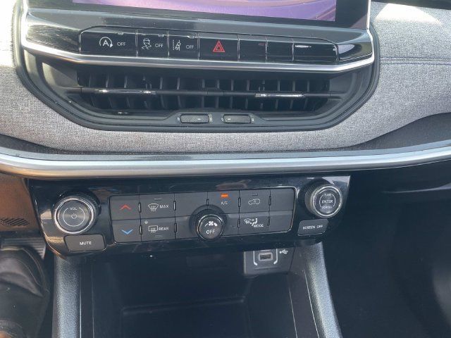 Used 2024 Jeep Compass Latitude AWD/4WD image 24