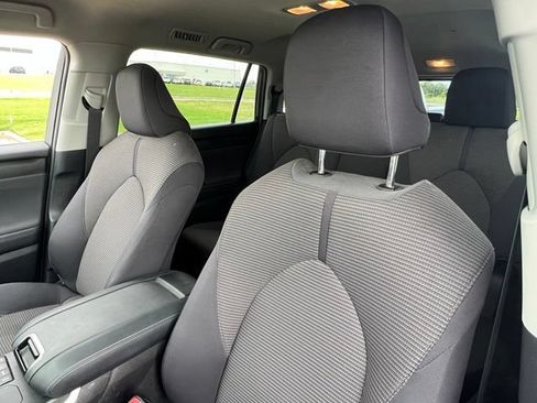 Used 2021 Toyota Highlander LE FWD image 9