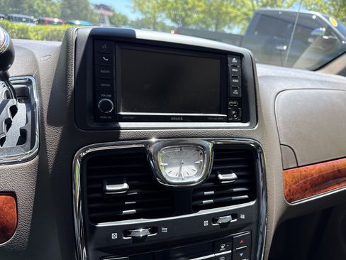 Used 2014 Chrysler Town & Country Touring-L w/ Driver Convenience Group FWD image 27