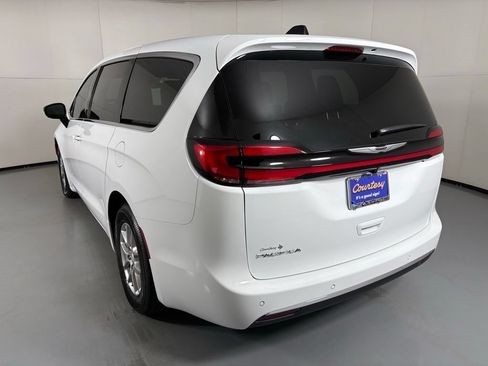 New 2026 Chrysler Pacifica Select FWD image 6
