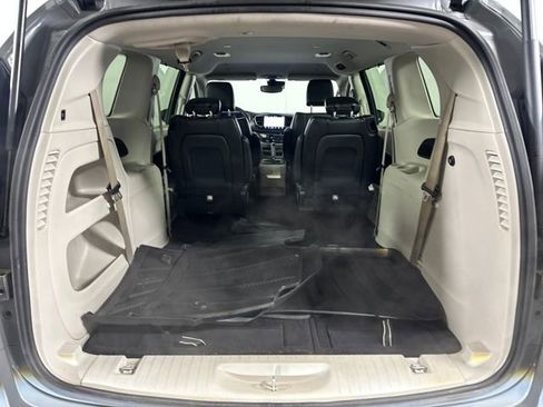 Used 2023 Chrysler Pacifica Touring-L image 26