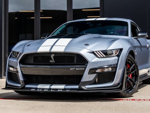 Used 2022 Ford Mustang Shelby GT500 w/ Technology Package RWD image 3