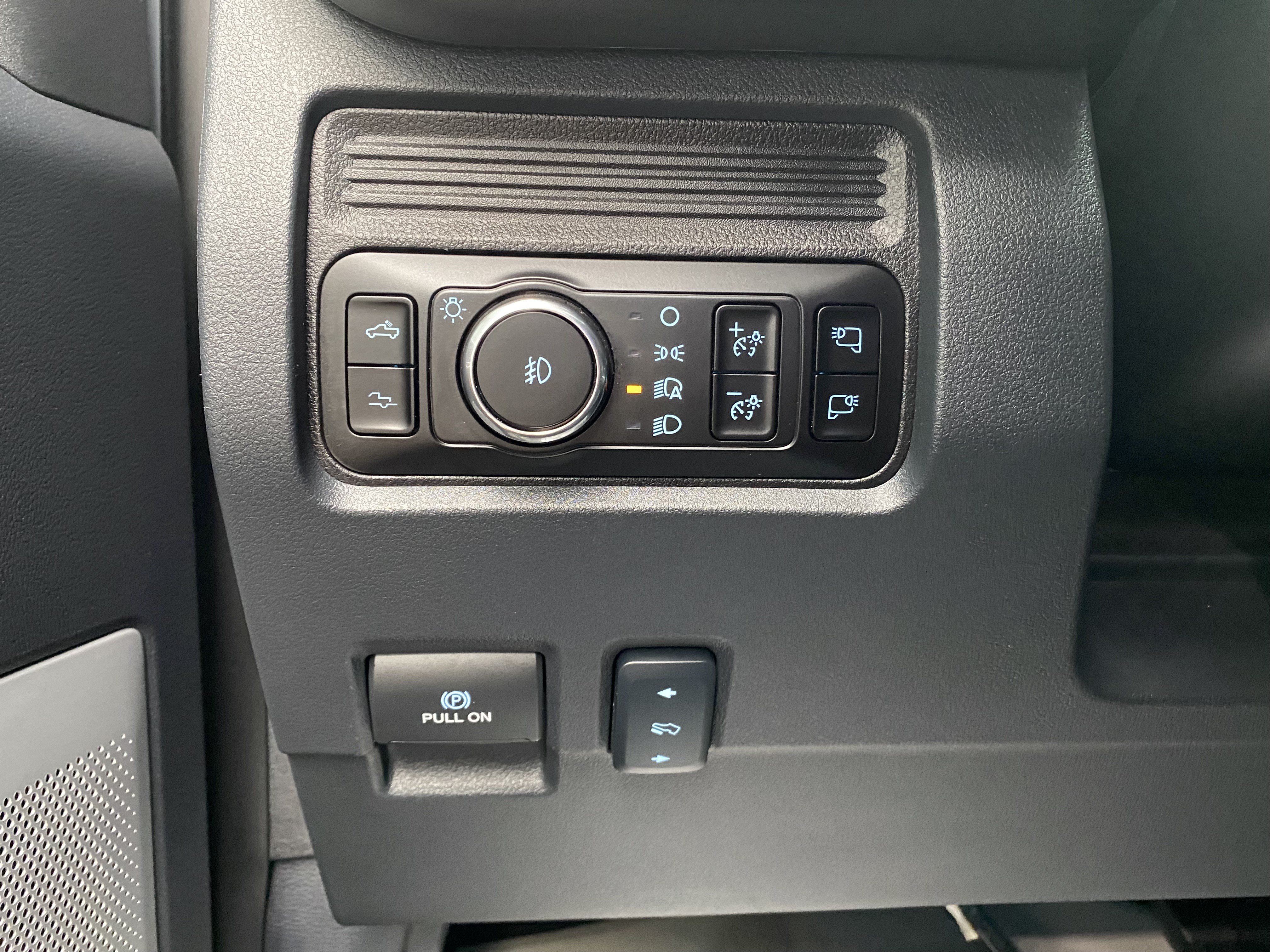 Used 2025 Ford F450 Platinum w/ FX4 Off-Road Package AWD/4WD image 18