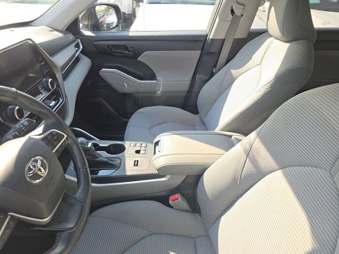 Used 2023 Toyota Highlander LE FWD image 15