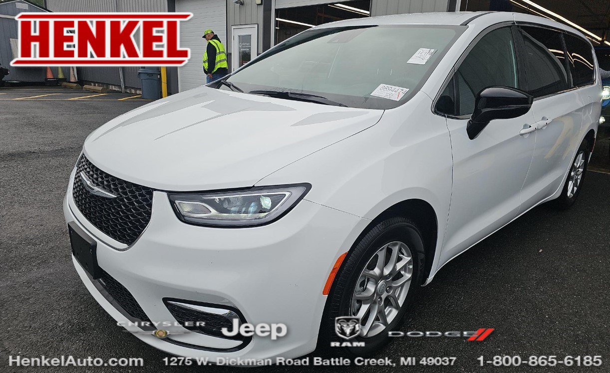 Used 2026 Chrysler Pacifica Select FWD image 1