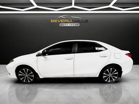 Used 2018 Toyota Corolla SE FWD image 2