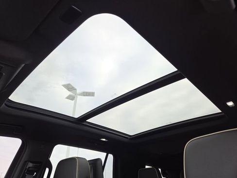 Used 2021 GMC Yukon SLT w/ SLT Premium Package image 3