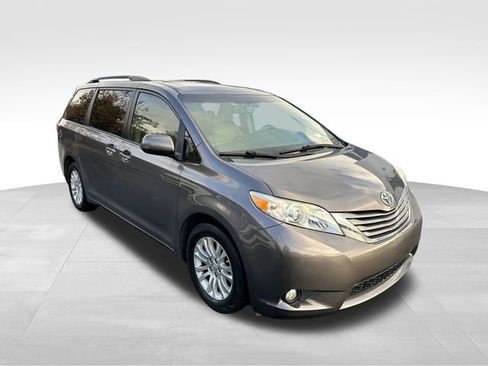 Used 2015 Toyota Sienna XLE image 7