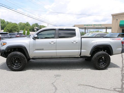 Used 2021 Toyota Tacoma TRD Off-Road w/ Technology Package AWD/4WD image 2