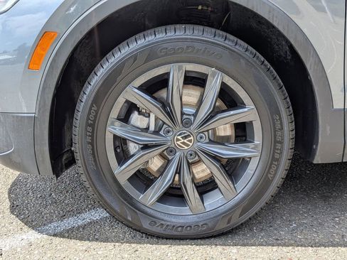 Used 2024 Volkswagen Tiguan SE AWD/4WD image 9