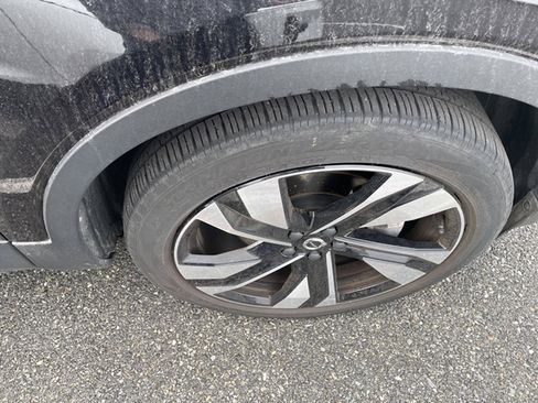 Used 2025 Volvo XC40 B5 Plus image 10