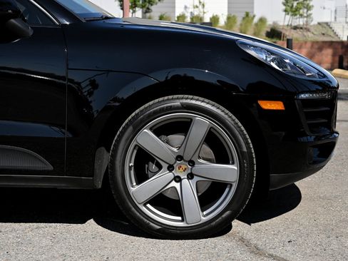 Used 2018 Porsche Macan Sport Edition AWD/4WD image 28