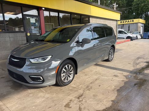 Used 2021 Chrysler Pacifica Touring-L FWD image 2
