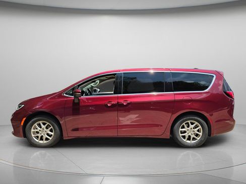 Used 2023 Chrysler Pacifica Touring-L FWD image 9
