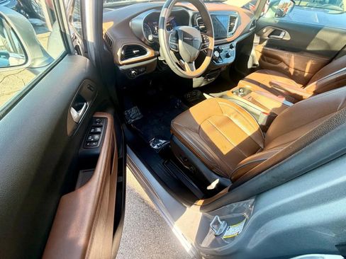 Used 2017 Chrysler Pacifica Limited w/ UConnect Theater Package image 14