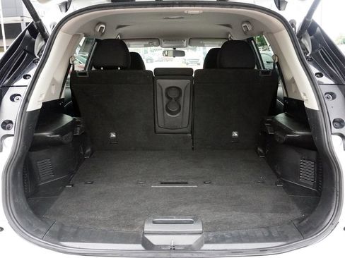 Used 2018 Nissan Rogue SV AWD/4WD image 16