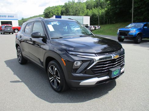 Used 2024 Chevrolet TrailBlazer LT w/ Convenience Package AWD/4WD image 3