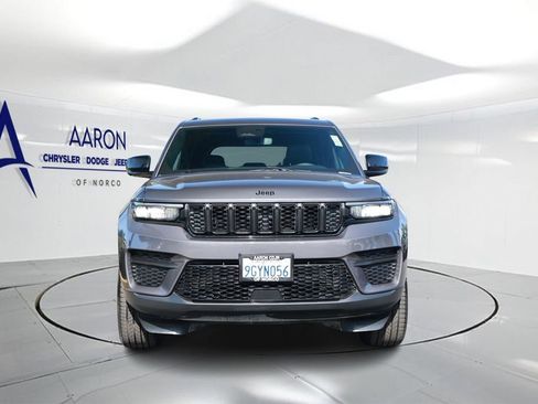 Used 2023 Jeep Grand Cherokee Altitude AWD/4WD image 4