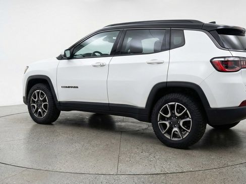 Used 2025 Jeep Compass Trailhawk image 5