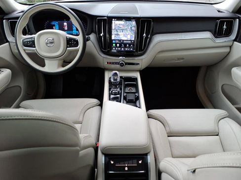 Used 2023 Volvo XC60 B5 Ultimate w/ Climate Package FWD image 12