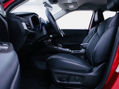 Used 2023 Mitsubishi Outlander SE image 4