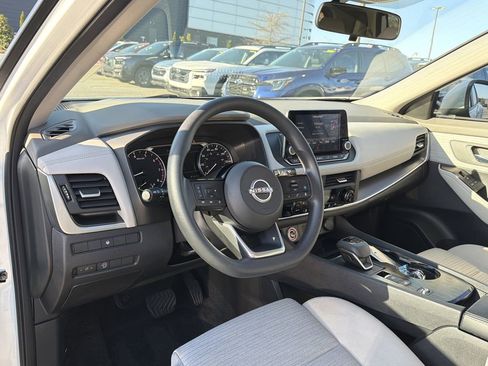 Used 2023 Nissan Rogue SV image 10