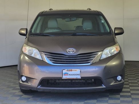 Used 2014 Toyota Sienna XLE FWD image 2