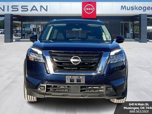 Used 2022 Nissan Pathfinder SV image 2