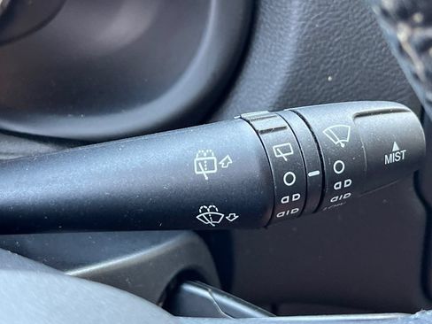 Used 2015 Jeep Renegade Latitude FWD image 31