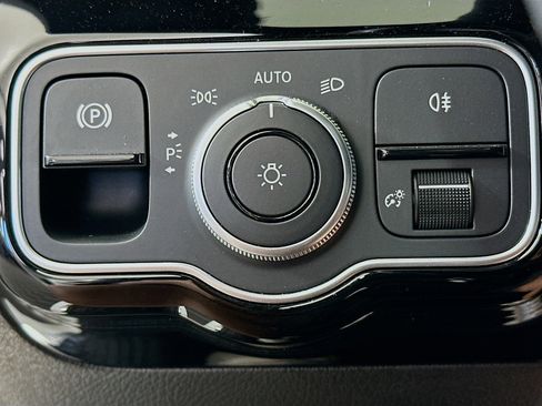 Used 2025 Mercedes-Benz CLA 250 image 17