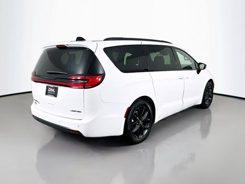 Used 2025 Chrysler Pacifica Limited FWD image 13