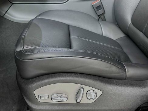 Certified 2025 Porsche Macan image 13