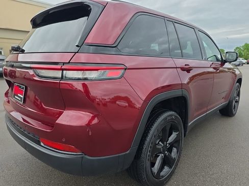 Used 2023 Jeep Grand Cherokee Altitude AWD/4WD image 5