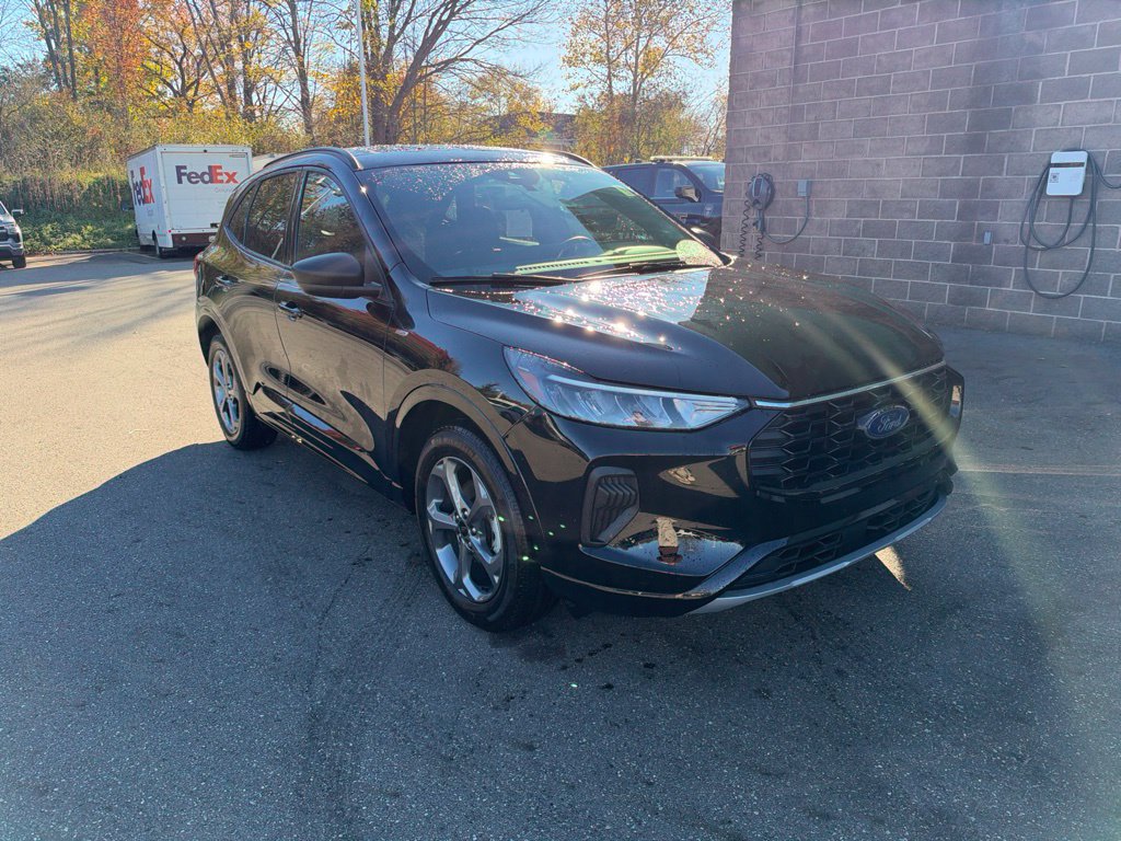 Used 2023 Ford Escape ST-Line w/ Tech Pack #1 AWD/4WD image 2