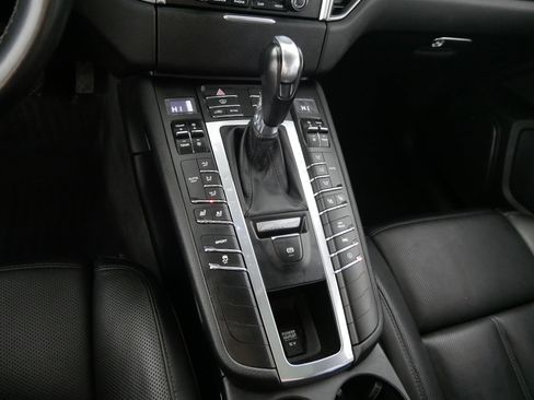 Used 2018 Porsche Macan image 24