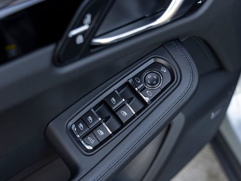 Certified 2025 Porsche Macan AWD/4WD image 23
