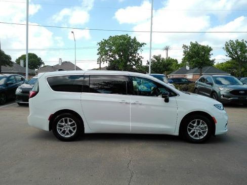 Used 2025 Chrysler Pacifica Select image 5