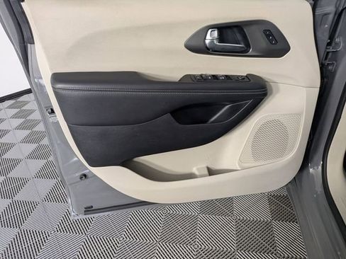 Used 2023 Chrysler Pacifica Touring-L image 8